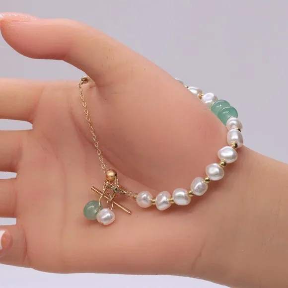 Beaded Pearl bracelet with toggle lock. - Picture 1 of 4